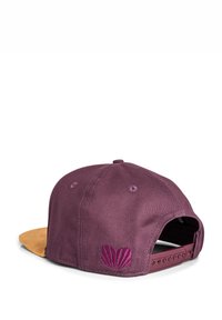 Cappello viola con visiera beige, caratterizzato da un design a conchiglia ricamato in bordeaux. Realizzato in cotone con una finitura testurizzata e cinturino regolabile.