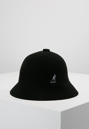 Chapeau seau noir en tissu texturé, doté d'une couronne arrondie, d'un large bord et d'un petit logo Kangol à l'avant.