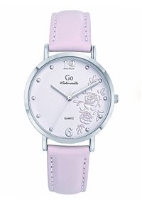 Montre à quartz avec un boîtier en argent, un bracelet en cuir lavande pâle et un cadran lavande texturé avec des détails floraux en relief et des index horaires en argent.