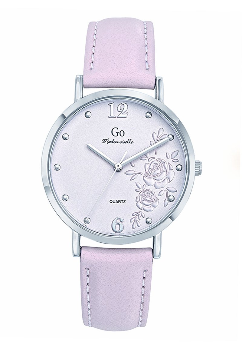 Montre à quartz avec un boîtier en argent, un bracelet en cuir lavande pâle et un cadran lavande texturé avec des détails floraux en relief et des index horaires en argent.