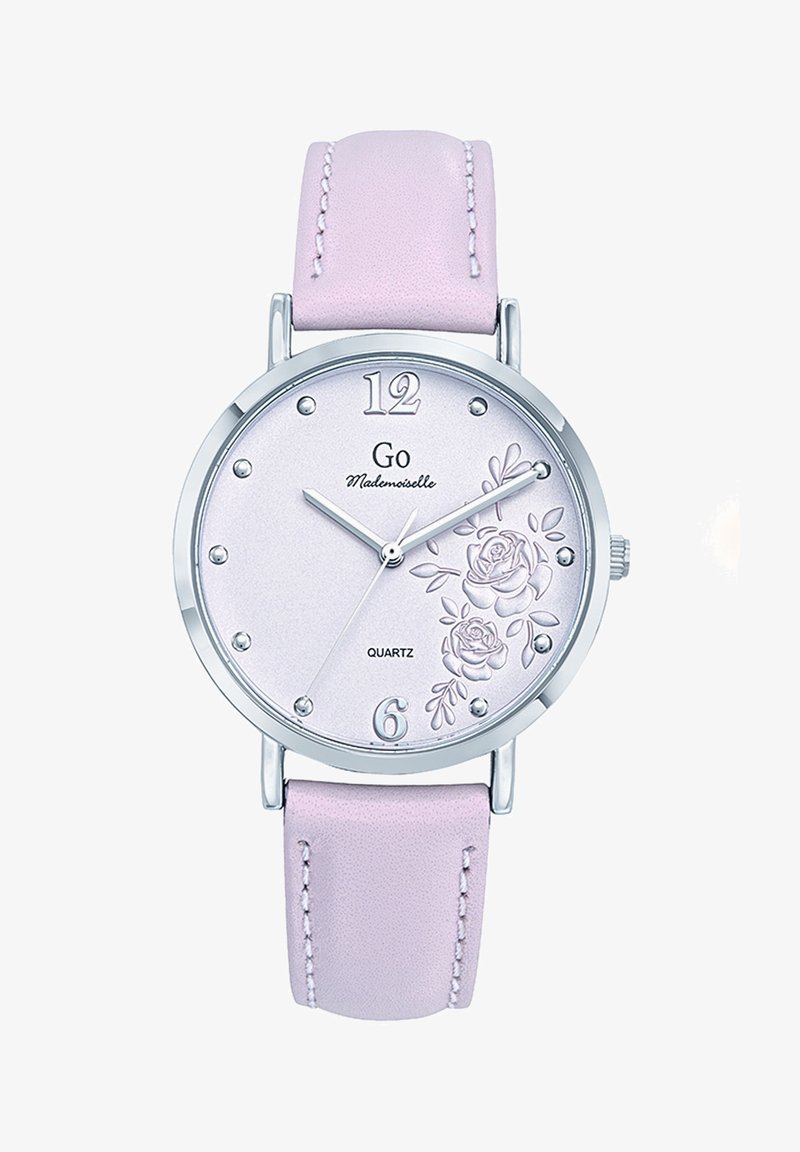 Montre à quartz avec un boîtier en argent, un bracelet en cuir lavande pâle et un cadran lavande texturé avec des détails floraux en relief et des index horaires en argent.