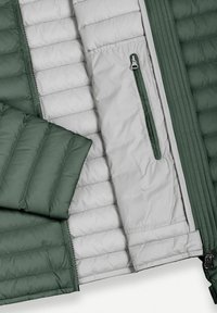 Grüne gesteppte Jacke, geöffnet, um das hellgraue Innenfutter mit horizontalen Nähten und einer inneren Reißverschlusstasche auf der rechten Seite zu zeigen.