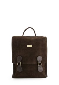 Sac à dos en suède marron avec une poignée, des accents en cuir et des ferrures dorées. Présente une fermeture à rabat avec deux boucles décoratives. Surface texturée.