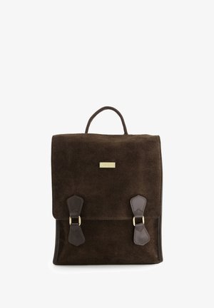 Sac à dos en suède marron avec une poignée, des accents en cuir et des ferrures dorées. Présente une fermeture à rabat avec deux boucles décoratives. Surface texturée.