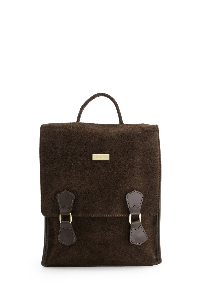 Sac à dos en suède marron avec une poignée, des accents en cuir et des ferrures dorées. Présente une fermeture à rabat avec deux boucles décoratives. Surface texturée.