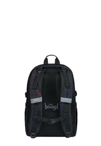 Černý batoh s designem červených skvrn. Obsahuje síťovanou zadní část, nastavitelná ramenní popruhy, reflexní detaily a velkou přední kapsu.