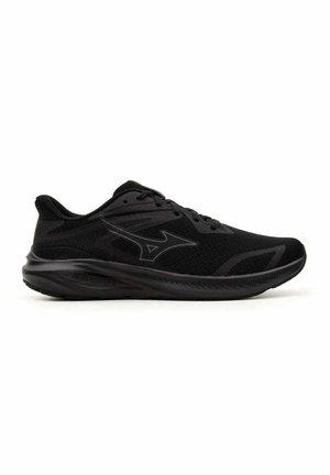Zapatilla atlética negra hecha de malla y materiales sintéticos; presenta un diseño elegante, parte superior texturizada y una suela acolchada con un branding sutil.