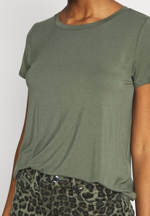 Olivgrünes Kurzarm-T-Shirt aus weichem Stoff mit Rundhalsausschnitt und leicht lockerer Passform, kombiniert mit Leopardenmuster-Hose.