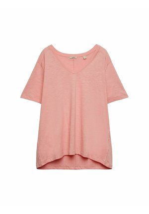 Różowa koszulka z krótkim rękawem i dekoltem w serek, o miękkiej fakturze i nieco dłuższym tylnym końcu, wykonana z lekkiego, oddychającego materiału.