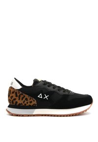 Sneaker atletica nera e marrone con un morbido accento in stampa leopardata, materiali scamosciati e sintetici, punta rotonda e suola in gomma testurizzata.