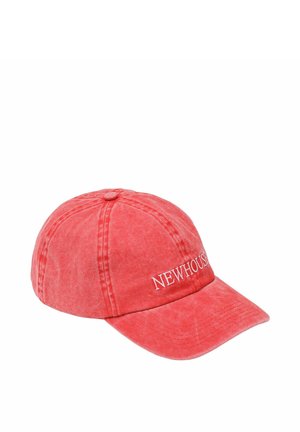 Rød vasket bomuldsbaseballkasket med buet skygge og hvidt broderet "NEWHOUSE" tekst på frontpanelet.