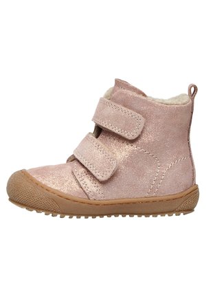 Bottines en velours rose avec deux bandes Velcro, doublure intérieure confortable et semelle en caoutchouc texturée, présentant une finition scintillante.