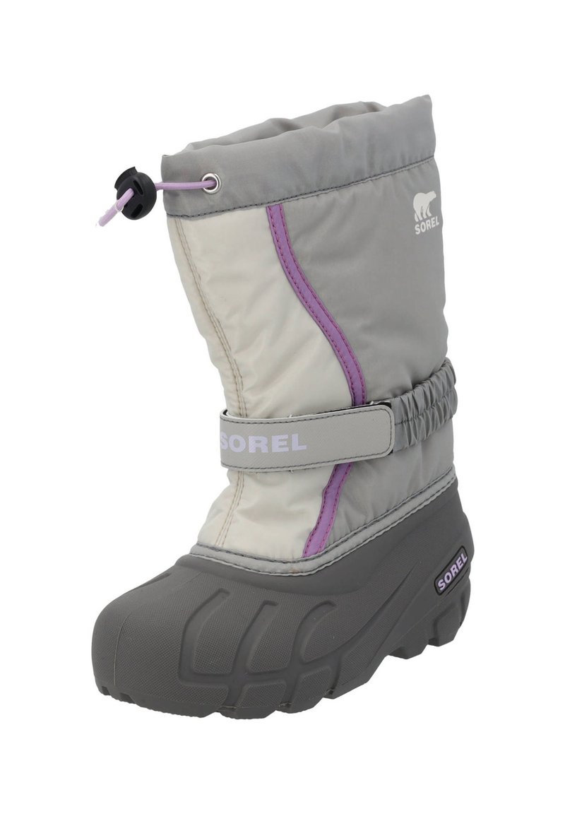Isolierter Winterstiefel mit einem grauen und weißen Textil-Obermaterial, lila Akzenten, elastischem Kordelzug oben und einer strukturierten Gummisohle.