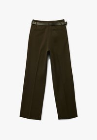 Ruske leve hlače s gladko teksturo in usklajenim pasom. Imajo dva zadnja žepa in čist, krojen silhuet.