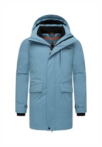 Svetlomodrá parka s kapucňou, čierny interiér, predný zips, dve veľké vrecká a nastaviteľné manžety. Na hrudi sa nachádza logo.