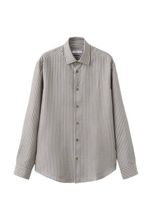 Dlhý rukáv sivá košeľa s bielymi vertikálnymi pásmi, zapínanie na gombíky vpredu a klasický golier, zobrazená na bielom pozadí.