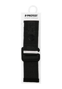 Zwarte stoffen band met een knop en verstelbare gesp, met een gestructureerd oppervlak en een hangtag label voor weergave.