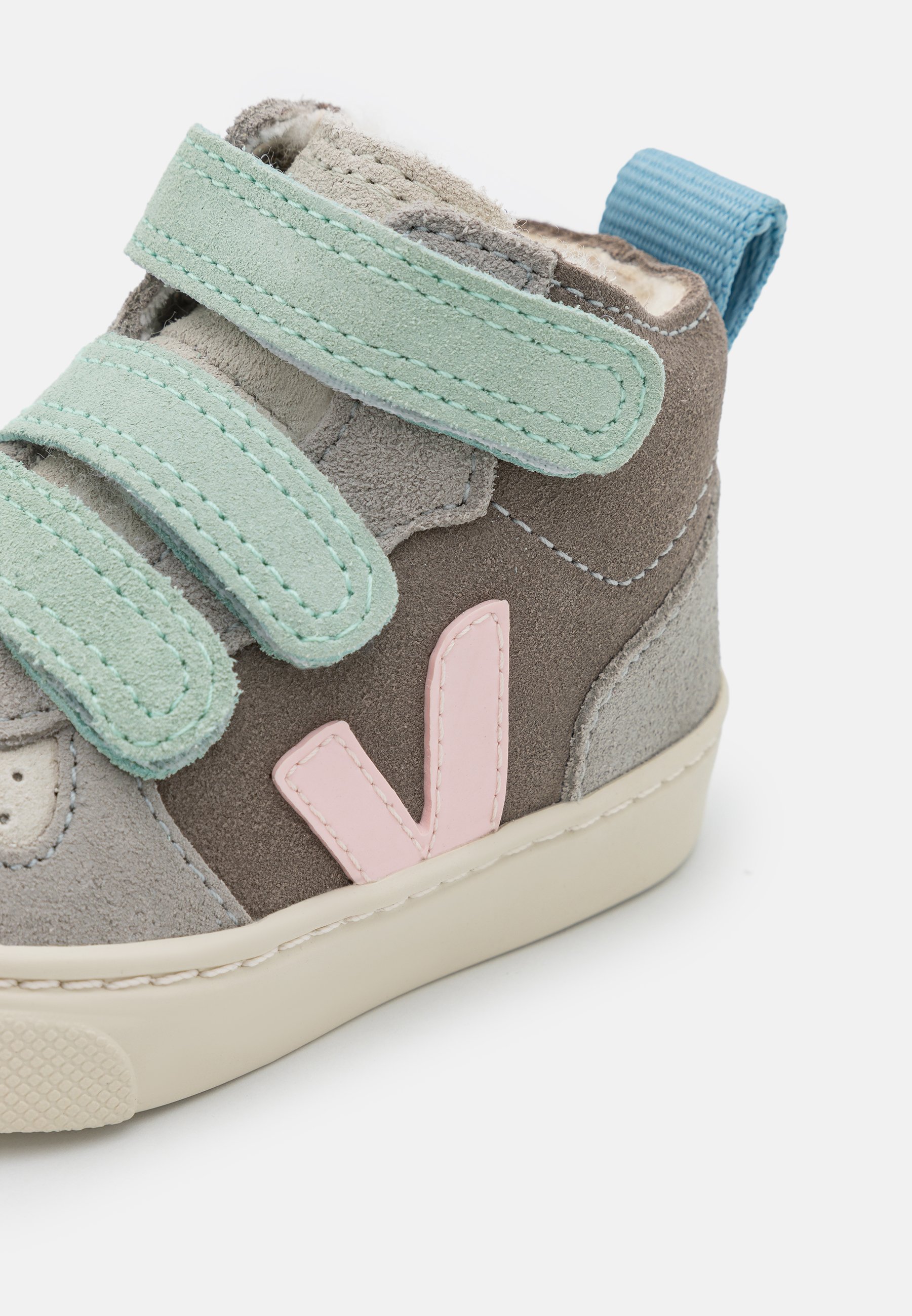 veja trainers size 7