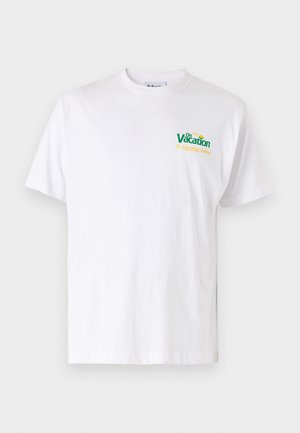 Weißes Baumwoll-T-Shirt mit kurzen Ärmeln, das ein farbenfrohes Text-Design "On Vacation" in Grün und Gelb auf der linken Brustseite zeigt.