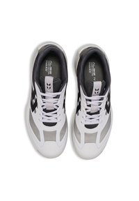 Hvide og grå sneakers med sorte accenter, mesh-paneler, rund tå og flade snørebånd. Mærkenavnet synligt på indersiden af tungen.