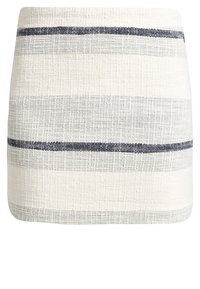 Vit kjol med ett strukturerat mönster, som har horisontella marinblå ränder. Enkelt utförande med rak skärning och utan synliga stängningar.