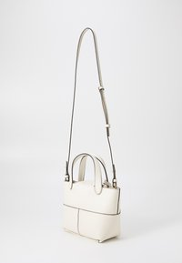 Kompakte weiße Ledertasche mit doppelten Obergriffen und einem abnehmbaren Schultergurt, ausgestattet mit einer Fronttasche und dezenten Steppdetails.