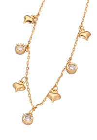 Guldtonet halskæde med et kædedesign, der har skiftevis hjerteformede og runde vedhæng, hver prydet med en klar ædelsten.