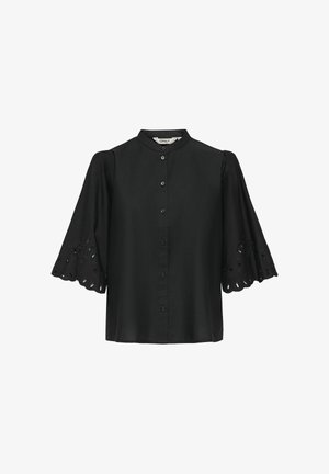 Čierna blúzka na gombíky s krátkymi nafúknutými rukávmi s vlnitými okrajmi a detailmi z dierkovej čipky.