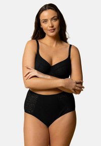 Ensemble de lingerie noire comprenant un soutien-gorge avec des détails texturés et des bretelles ajustables, associé à une culotte taille haute au design assorti.