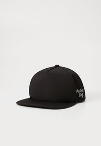 Svart caps med flat brem, strukturert design og brodert "Malbon Golf"-logo. Laget av glatt stoff med sømløs finish.