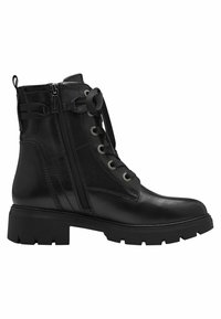 Botas de combate de cuero negro con suela gruesa, cremallera lateral, ojales de metal y cordones negros atados en un lazo cerca de la parte superior.