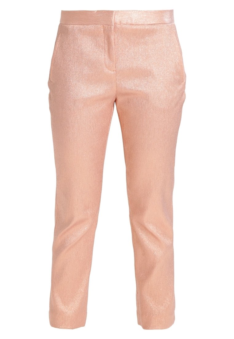 Pantalons en tissu métallisé rose clair, coupe slim avec une texture lisse, dotés de poches latérales et d'une taille ajustée.