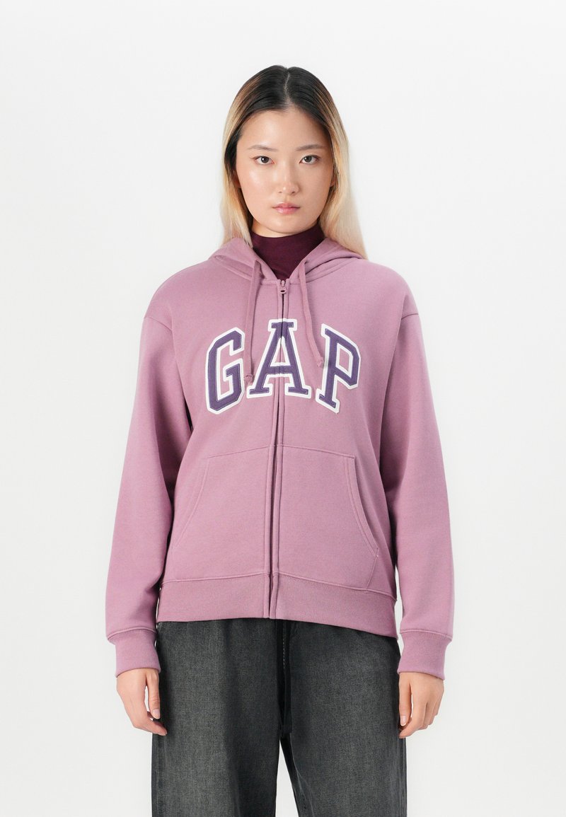 Lange hoodie in lavendel met een wit en marineblauw "GAP" logo. Voorzien van een rits aan de voorkant, twee zakken en een capuchon met trekkoord.