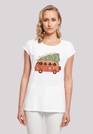 Weißes Baumwoll-T-Shirt mit einem grafischen Motiv eines roten Vintage-Vans, der einen Weihnachtsbaum, Blumen und den Text "Groovy Christmas" zeigt. Kurze Ärmel.