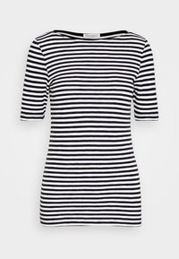 Koszulka krótki rękaw w niebiesko-białe paski, z dekoltem w łódkę, z miękkiego materiału o gładkiej fakturze. Prosty, klasyczny design.