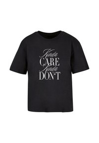 Tricou negru din bumbac cu guler rotund, având text imprimat alb: "Kinda CARE kinda DON'T," într-un amestec de fonturi îndrăznețe și cursive.