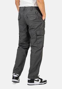 Graue Cargo-Hosen mit Seitentaschen, aus strapazierfähigem Stoff, mit einer lockeren Passform, umgeschlagenen Säumen und einem Markenpatch auf der Rückseite.