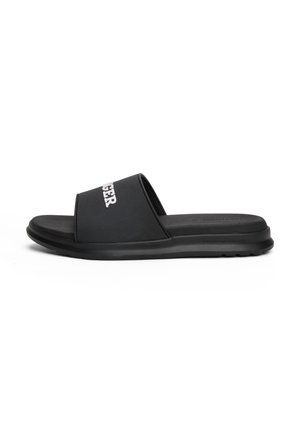 Sandalo slide nero con suola spessa e una larga fascia sopra con testo bianco.