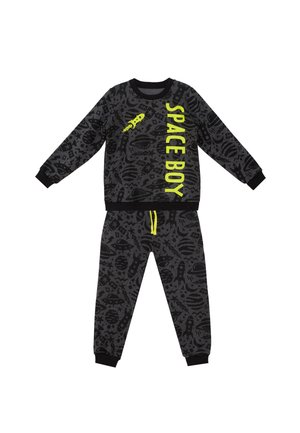 Mørkegråt børnesæt med sweatshirt og bukser med sorte rumtema-mønstre, lys gul tekst "SPACE BOY" og en gul raketgrafik.