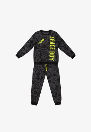 Mørkegråt børnesæt med sweatshirt og bukser med sorte rumtema-mønstre, lys gul tekst "SPACE BOY" og en gul raketgrafik.