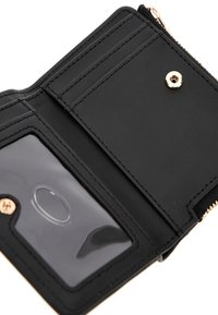 Portafoglio in pelle nera con più scomparti per carte, finestra ID trasparente e dettagli in hardware dorato, caratterizzato da una superficie liscia e chiusura con zip.