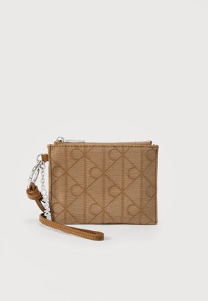 Mała brązowa tkaninowa saszetka na nadgarstek z geometrycznym tłoczonym wzorem, srebrnym zamkiem błyskawicznym oraz skórzanym paskiem z metalowym kółkiem na klucze i dołączonym charms.