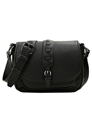 Sac bandoulière en cuir noir avec une sangle réglable à boucle et un rabat avant sécurisé par une sangle décorative avec des découpes carrées.