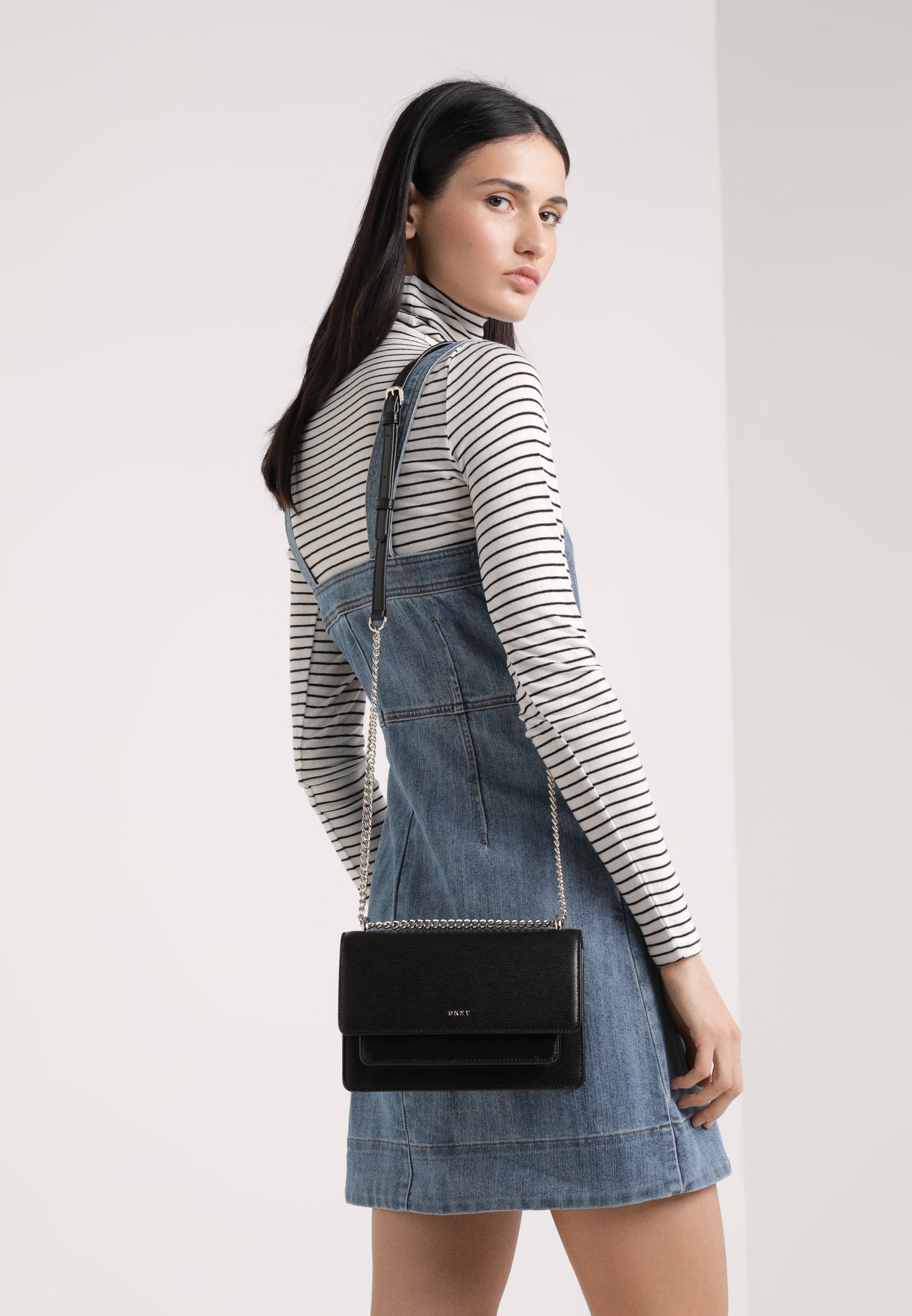 DKNY BRYANT SMALL CHAIN FLAP Axelremsväska blackgold DKNY BRYANT SMALL CHAIN FLAP Axelremsväska blackgold