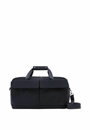 Schwarze rechteckige Reisetasche mit zwei vorderen Klappentaschen, oberen Griffen und einem verstellbaren Schultergurt.