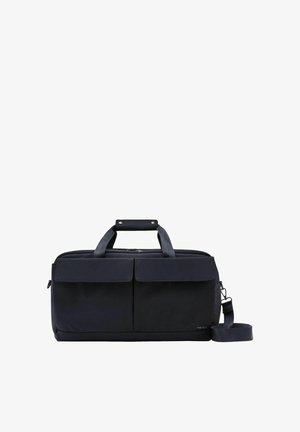 Schwarze rechteckige Reisetasche mit zwei vorderen Klappentaschen, oberen Griffen und einem verstellbaren Schultergurt.