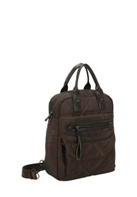 Bolso acolchado marrón hecho de material sintético, con acentos de imitación de cuero, doble asas, una correa desmontable y un bolsillo frontal con cremallera y detalles de color.