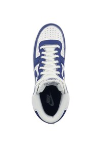 Valkoinen ja laivastonsininen Nike-tenniskenkä, jossa on rei'itetty varvasosa, pyöreät nauhat, pehmustettu nilkka ja logo kielellä. Silkkisiä ja teksturoituja materiaaleja.