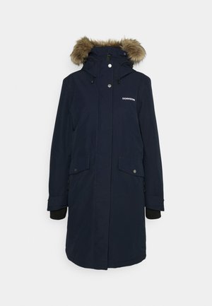 Námořnický dlouhý kabát s kapucí z umělé kožešiny, zipem a patentkami, dvěma předními kapsami a elastickými manžetami. Logo značky na hrudi.