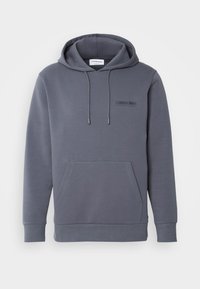 Felpa grigia realizzata in morbido tessuto misto cotone. Presenta una tasca frontale, cappuccio regolabile con coulisse e dettaglio logo stampato sul petto.